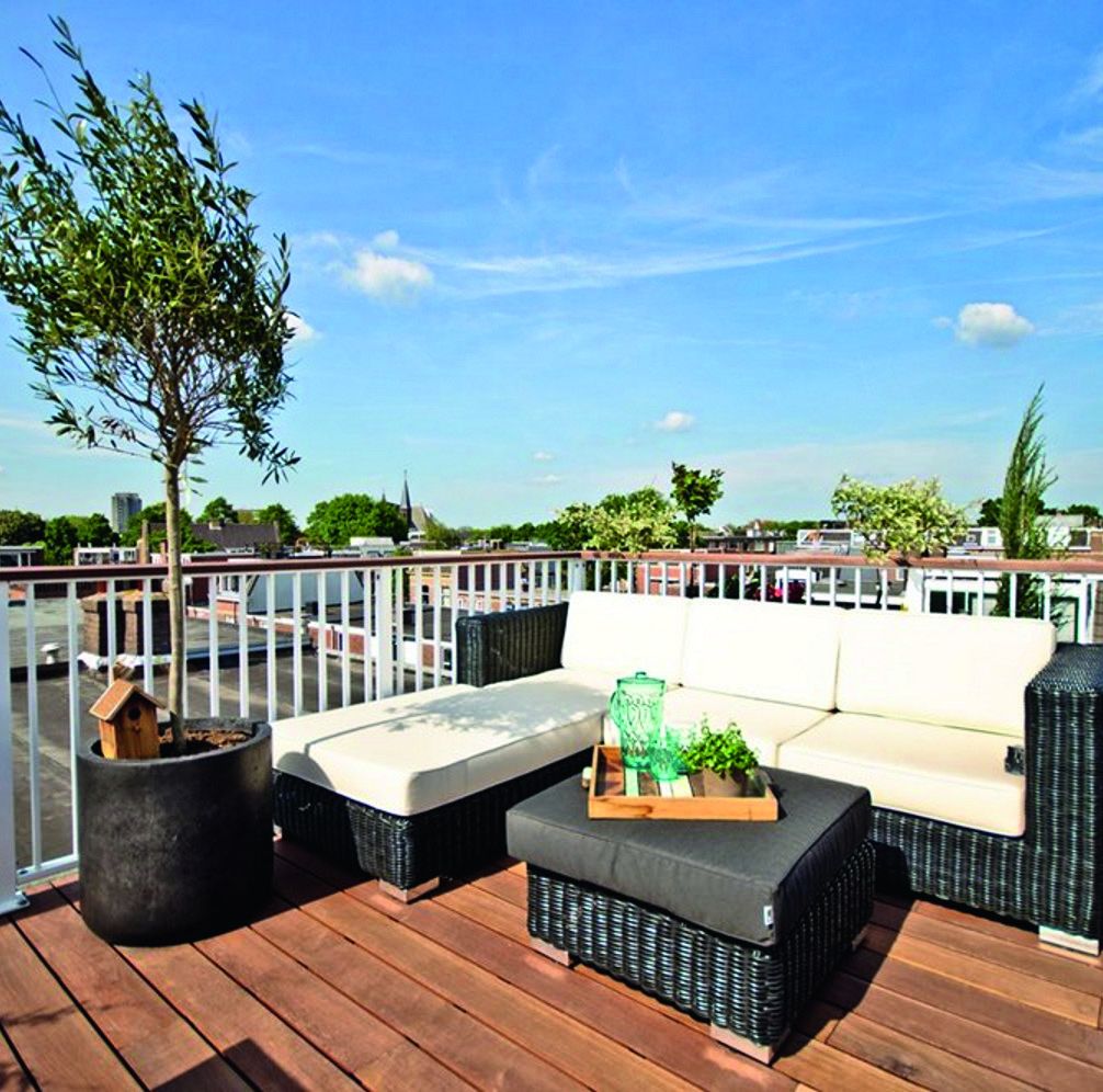 Compacte loungeset op een balkon met uitzicht over de stad