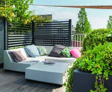 Lichte loungebank op een dakterras