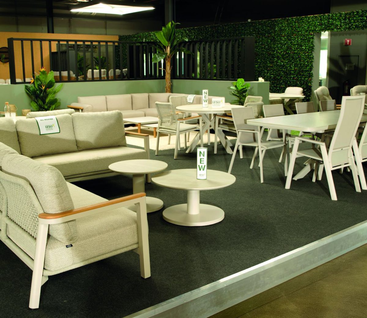 Showroom van Lesli Living met loungesets en dining sets uit de collectie 2027