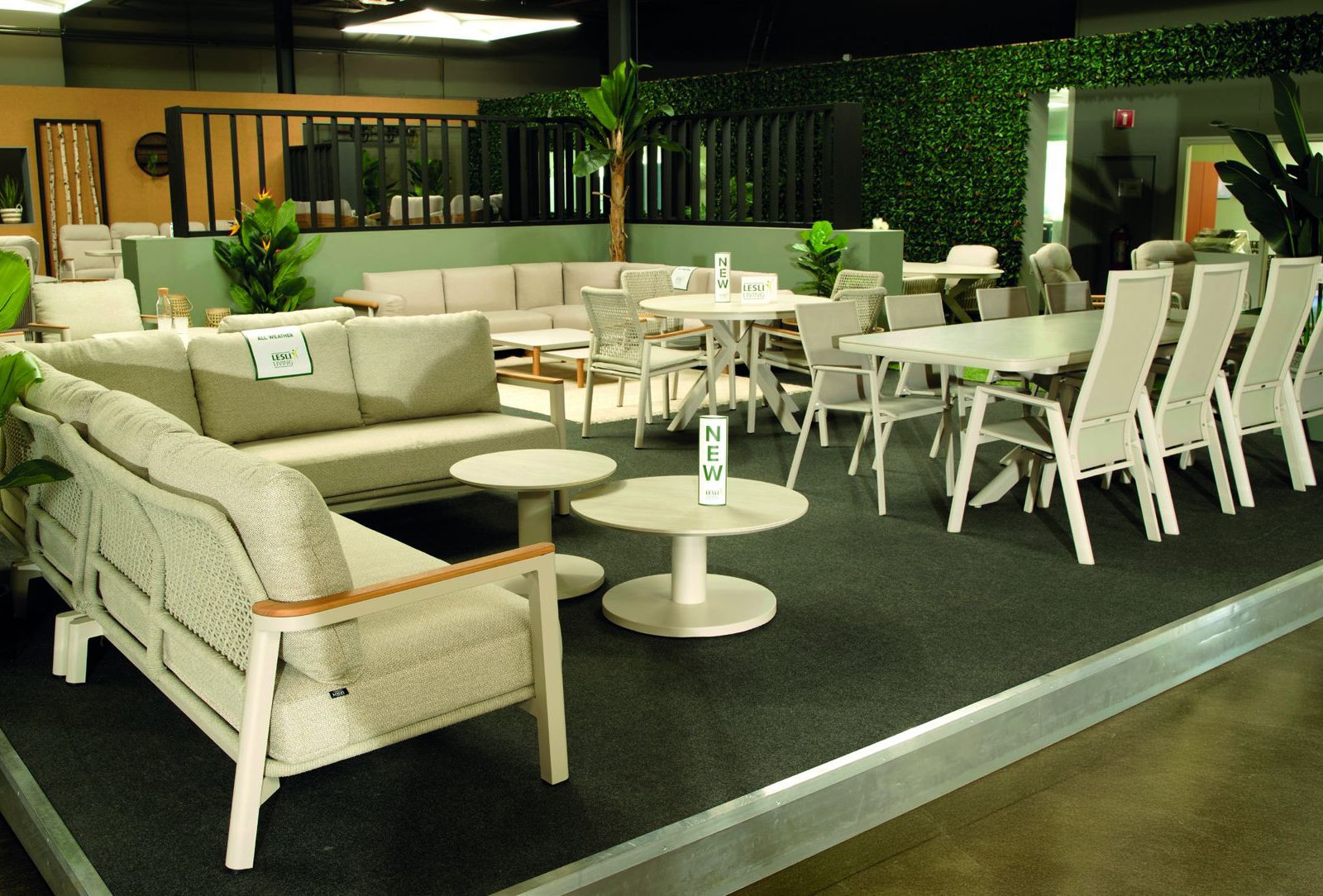 Showroom van Lesli Living met loungesets en dining sets uit de collectie 2027